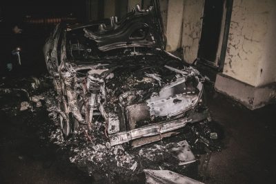 Сгоревшая машина зарегистрирована на невестку экс-главы НБУ - ее тоже зовут Валерия Гонтарева. / Фото Информатор