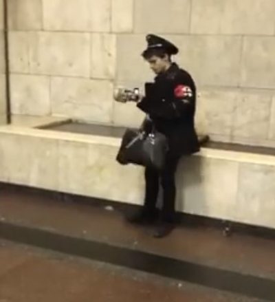 "Маленький фюрер": в киевском метро заметили парня с черепом и свастикой на одежде