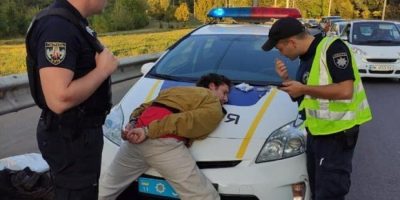 Мужчину задержали при выходе из троллейбуса / Фото: Facebook/Оксана Блищик Мужчину задержали при выходе из троллейбуса / Фото: Facebook/Оксана Блищик