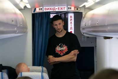 В Офисе президента показали, как освобожденные украинцы летели домой