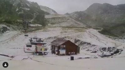 Популярный российский курорт внезапно засыпало снегом
