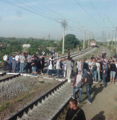 "Людей за скот принимают": киевляне заблокировали городскую электричку, названа причина