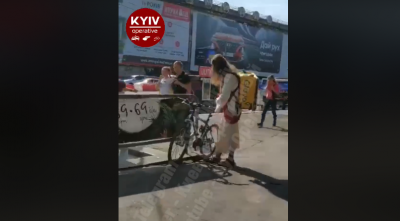 Необычный курьер взбудоражил центр столицы / Фото: скриншот из видео