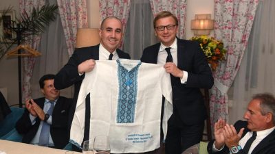 Шахтер подарил МанСити вышиванки Шахтер подарил МанСити вышиванки