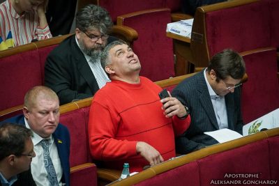 Многие депутаты выбрали одежду красного цвета / Фото: Александр Гончаров