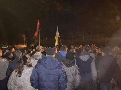 Активисты восстановили блокаду вагонов с российским углем / Фото: Facebook/Семен Семенченко