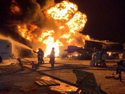 В Киеве загорелись автоцистерны на нефтебазе: шокирующие кадры