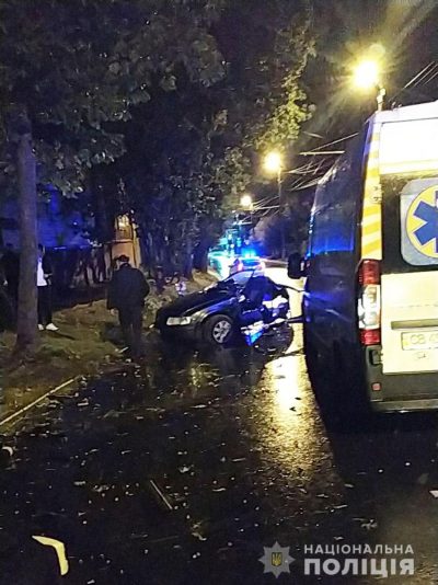 Машину разорвало на две части из-за столкновения с деревом / cn.npu.gov.ua Машину разорвало на две части из-за столкновения с деревом / cn.npu.gov.ua
