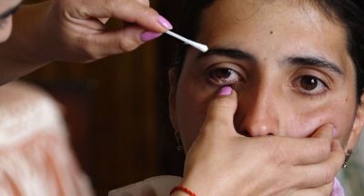 "Бриллиантовые слезы": в Армении девушка плачет кристаллами