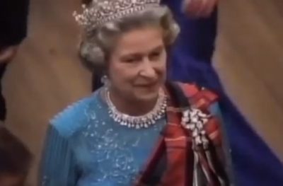 В Сети обсуждают танец Елизаветы и принцессы Дианы В Сети обсуждают танец Елизаветы и принцессы Дианы