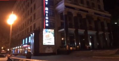 В центре Киеве мужчина грозит прыгнуть с крыши / Скриншот