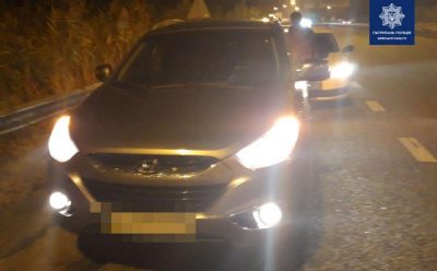 Легковушка хаотично маневрировала на дороге из одной полосы в другую / Фото патрульной полиции Киевской области