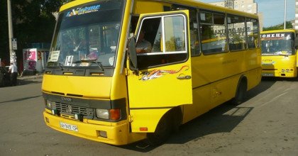 В Киеве у маршрутки во время движение отпало колесо и влетело в остановку