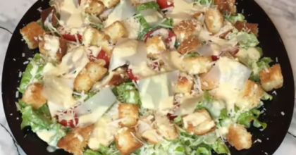 Обалденный салат Цезарь: рецепт с курицей и сухариками и помидорами