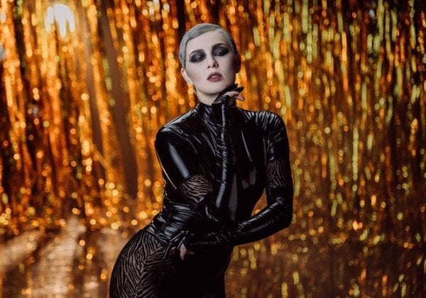 "БДСМ на сцене":  Maruv вкусно приласкала свою девочку прямо на концерте