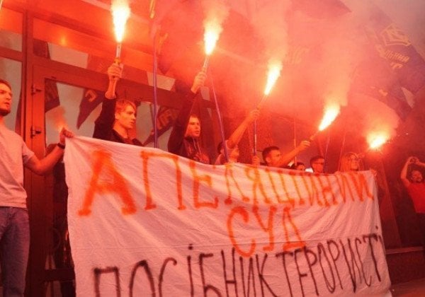 "Филиал ФСБ": под Апелляционным судом националисты зажгли файеры из-за дела Цемаха