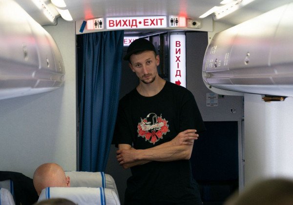 В Офисе президента показали, как освобожденные украинцы летели домой