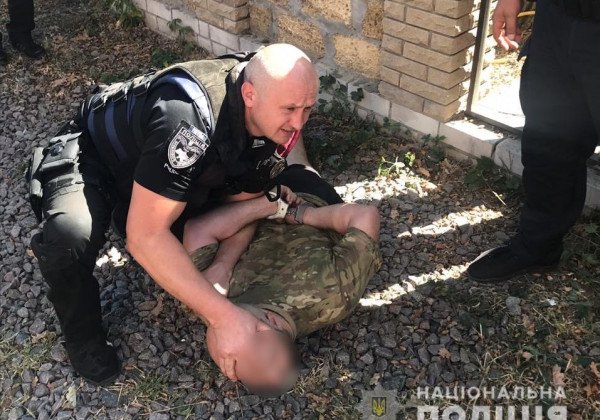 Забросал копов гранатами и пытался бежать: под Киевом задержали буйного неадеквата