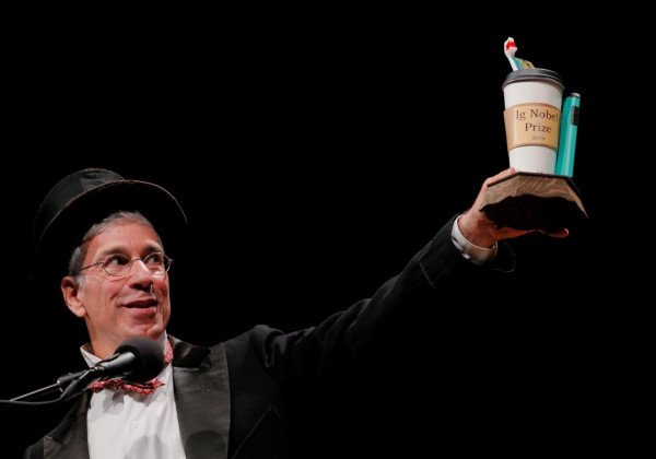 Дохлые тараканы, испражнения и температура мошонки: в США раздали Шнобелевскую премию