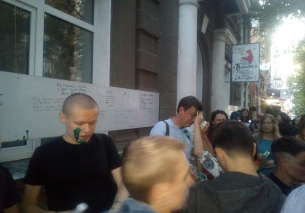 "Намазали вавку на гей-тусовке": в Харькове экс-нардепа облили зеленкой