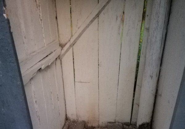 Жизнь - дерьмо: на Закарпатье школьник едва не утонул в выгребной яме - фото