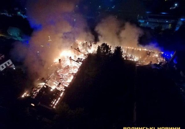 Пожар в военном госпитале в Луцке: уничтожена крыша и верхний этаж