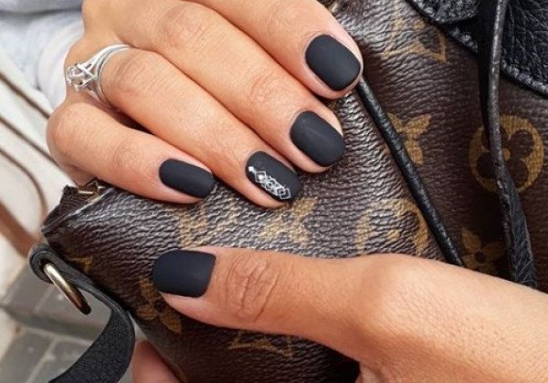 Модный черный маникюр: свежие идеи изящного дизайна ногтей из Instagram - 20 фото