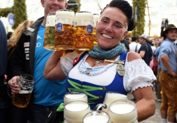 Пиво льется рекой: в Германии грандиозно стартовал Октоберфест