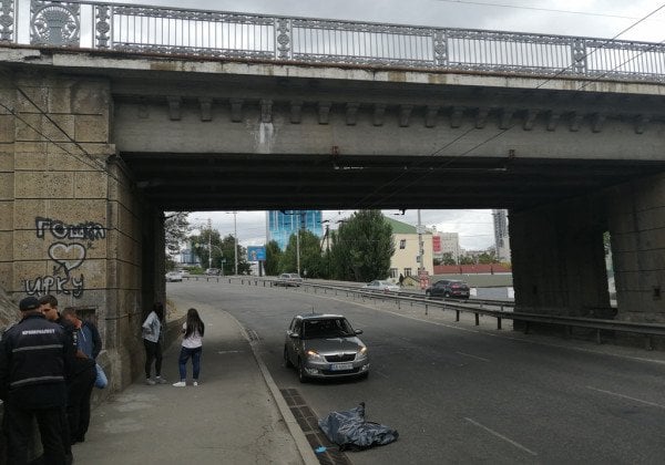 В Киеве мужчина упал с моста прямо под колеса авто