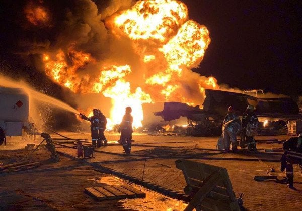 В Киеве загорелись автоцистерны на нефтебазе: шокирующие кадры