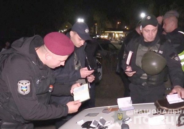 В Киеве атаковали спецназовцев, опубликованы фото с места ЧП