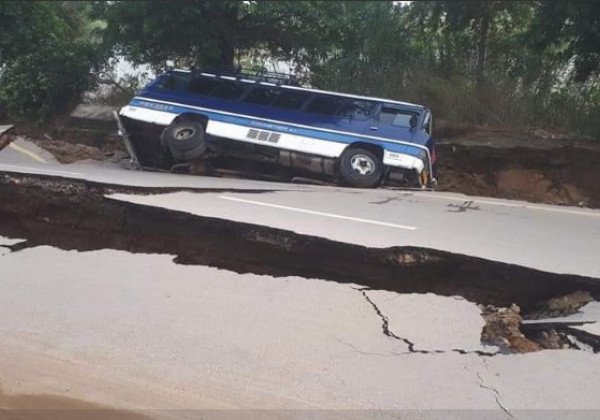 "Судный день" в Пакистане: мощное землетрясение поубивало людей, устрашающие кадры