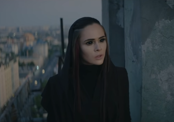 Жива: Юлия Санина сгорает дотла в новом невероятном клипе The Hardkiss