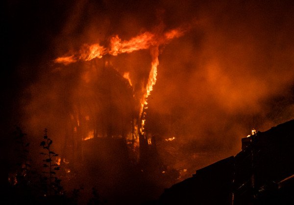 В Киеве на Почтовой бушевал масштабный пожар, опубликованы "адские" фото