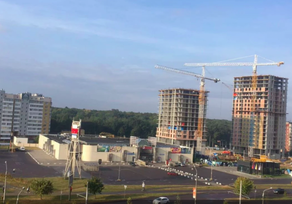 Во Львове строительный кран упал на супермаркет, есть пострадавшая