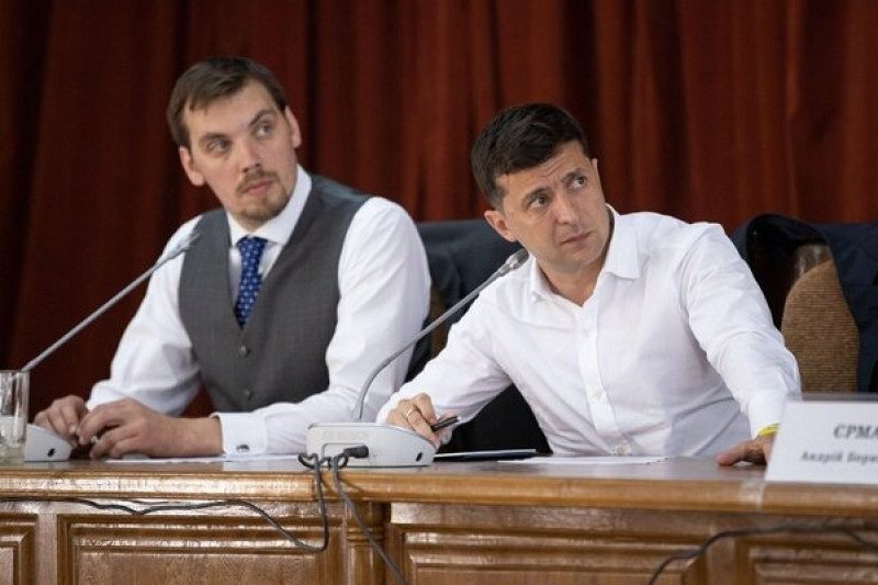 Шутка за шуткой: Зеленский на публике подколол Гончарука - видео