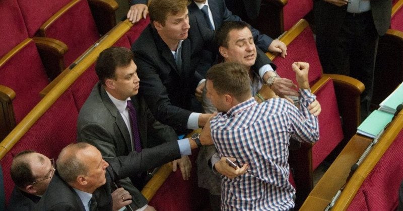 В Киеве схлестнулись в драке бывший и нынешний депутаты Рады