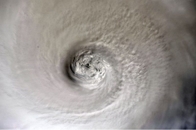 Жутко и зрелищно: NASA показало, как мощный ураган Дориан выглядит из космоса - фото