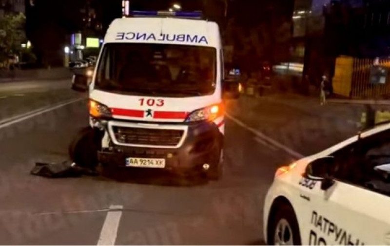 Везли ребенка в больницу: в Киеве машина скорой на бешеной скорости влетела в легковушку
