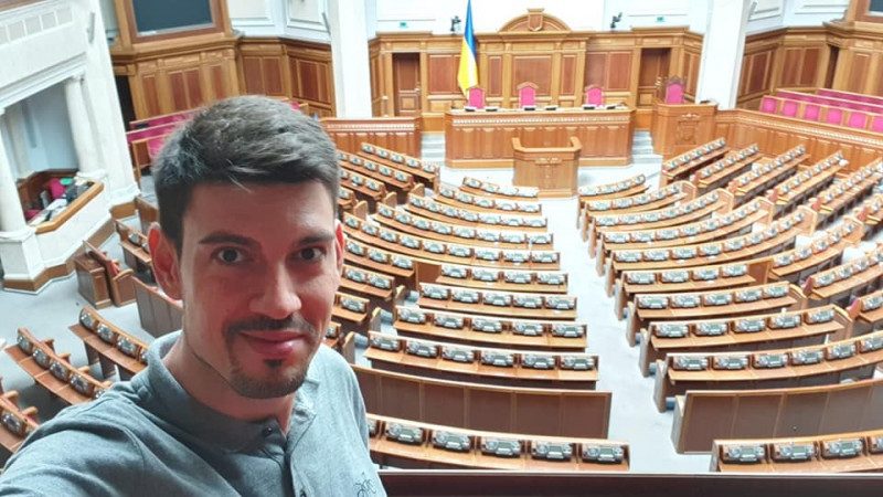 "Я – Джастин Трюдо": нардеп пояснил, зачем ходит по Раде в носках