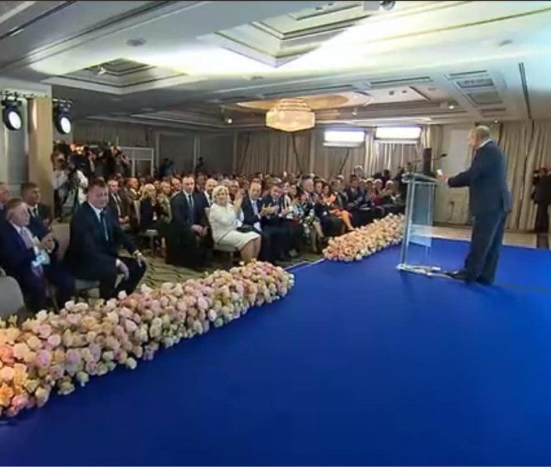 Сдает дед: Путина высмеяли за странную позу во время выступления