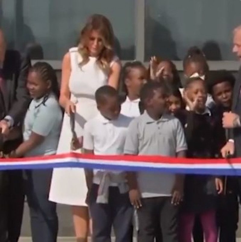 "Никто и не говорил, что она умная": "криворукая" Мелания Трамп знатно оконфузилась - видео