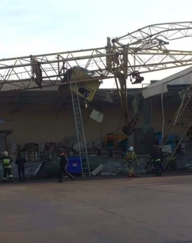 В Днепре на мужчину обрушилась стрела крана с бетонной плитой