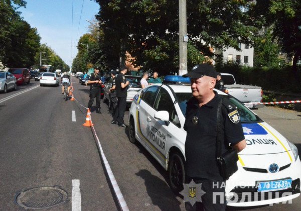 В Житомире на копов-инкассаторов напали злоумышленники в футболках с надписью В Житомире на копов-инкассаторов напали злоумышленники в футболках с надписью