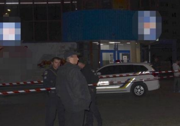 В Киеве злоумышленники жестоко избили полицейского В Киеве злоумышленники жестоко избили полицейского