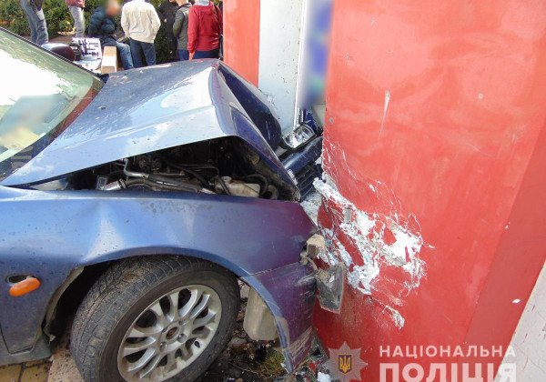 В Черновцах мужчина на авто влетел в стену и устроил стрельбу В Черновцах мужчина на авто влетел в стену и устроил стрельбу