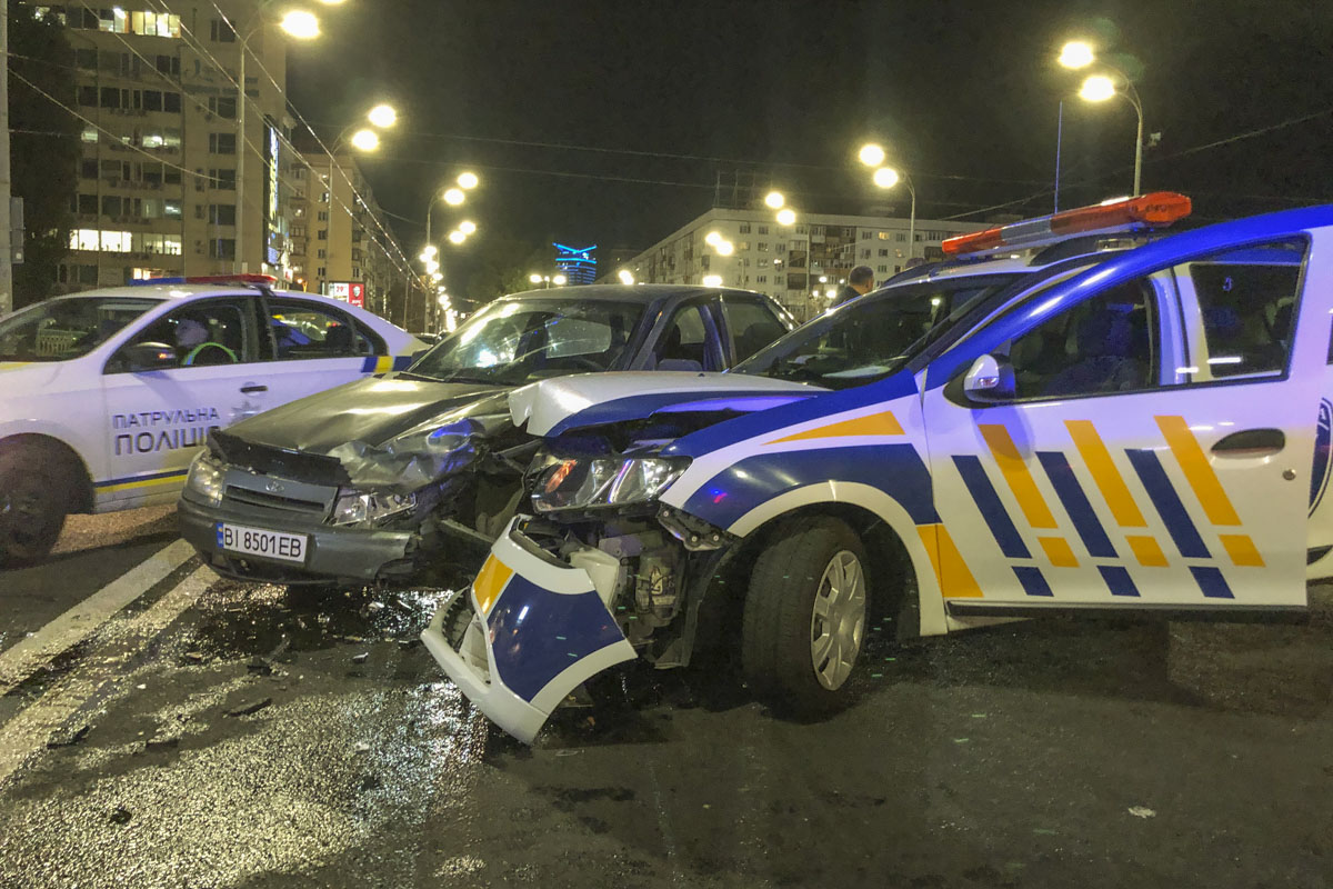 В центре Киева произошло масштабное ДТП В центре Киева произошло масштабное ДТП