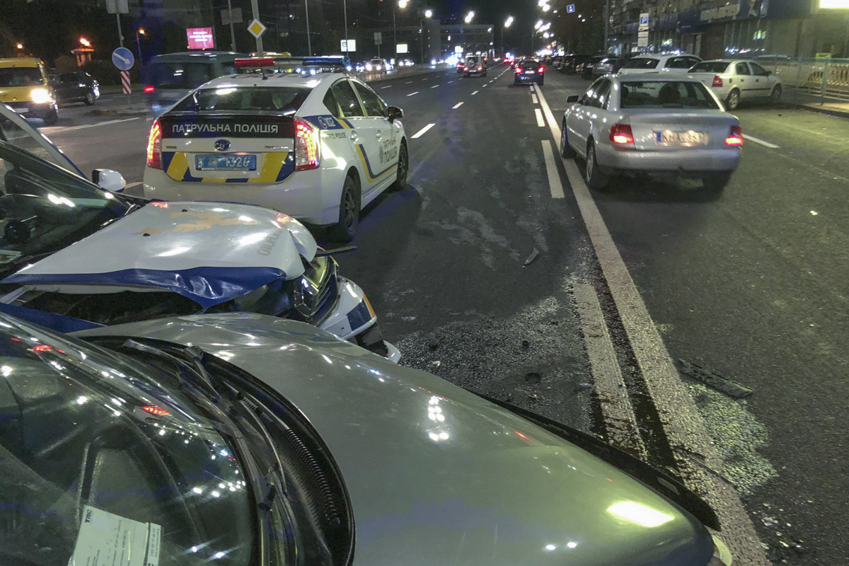 В центре Киева произошло масштабное ДТП В центре Киева произошло масштабное ДТП