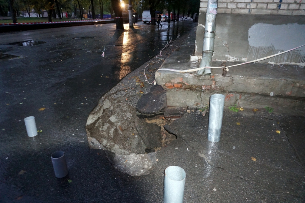 В Днепре треснуло общежитие