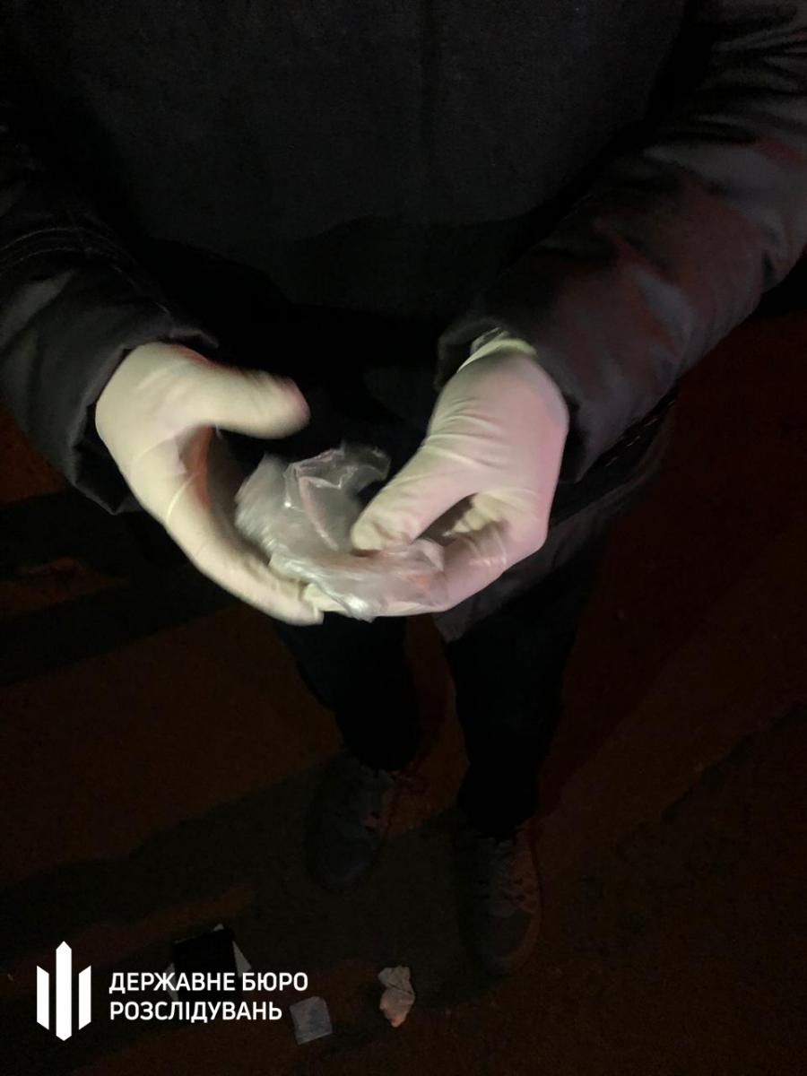 Следователи ГБР задержали полицейского, который сбывал наркотики